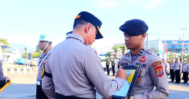 Upacara PTDH 2 anggota Polres Sikka, Selasa (5/8)