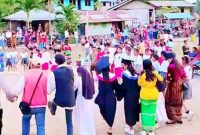 Masyarakat Tana Wawo menyatu dalam Gawi bersama usai karnaval, Kamis (14/8) sore