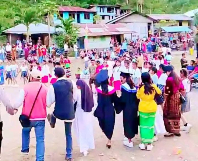 Masyarakat Tana Wawo menyatu dalam Gawi bersama usai karnaval, Kamis (14/8) sore