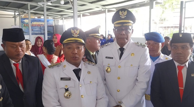 Bupati Sikka Juventus Prima Yoris Kago menyampaikan keterangan terkait pungutan karnaval, Minggu (17/8)