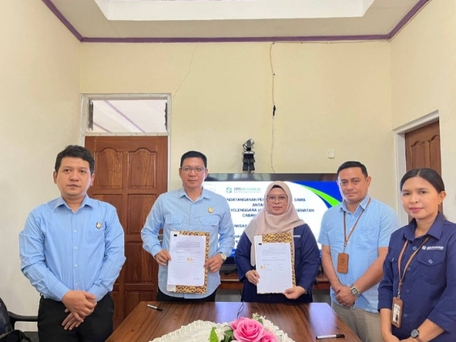 Kepala BPJS Kesehatan Cabang Maumere Dina Anjayani dan Kajari Flotim Teddy Rorie memperlihatkan dokumen kerja sama