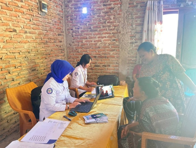 Petugas BPJS Kesehatan Cabang Maumere memberikan layanan administrasi di Desa Rubit, Senin (11/8) 