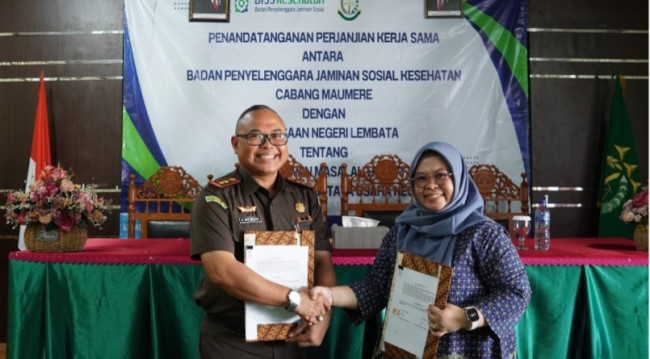 Kepala BPJS Cabang Maumere Dina Anjayani dan Kepala Kejaksaan Negeri Lembata Raden Arie Wijaya Kawedhar memperlihatkan dokumen kerja sama