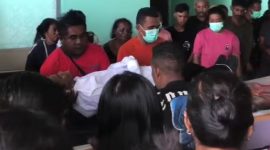 Jasad korban meninggal dunia akibat ditikam sekelompok orang tidak dikenal, dimasukkan ke dalam peti untuk disemayankan di rumah duka, Sabtu (23/8) 