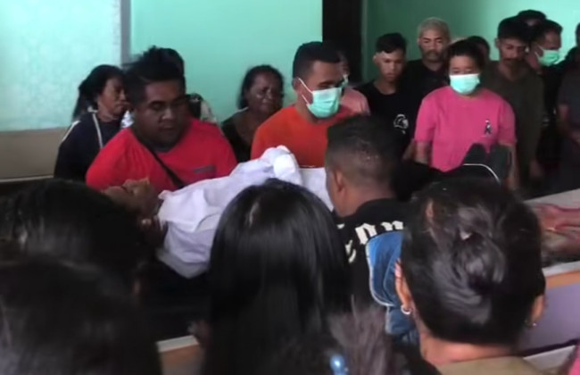 Jasad korban meninggal dunia akibat ditikam sekelompok orang tidak dikenal, dimasukkan ke dalam peti untuk disemayankan di rumah duka, Sabtu (23/8) 
