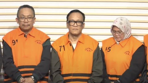 Wakil Menteri Ketenagakerjaan Immanuel Ebenezer (tengah) mengenakan rompi oranye KPK, Jumat (22/8)