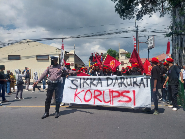 Aksi demonstrasi aktifis PMKRI Maumere, Senin (1/9)