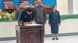 Wakil Bupati Sikka Simon Subandi Supriadi menandatangani Nota Kesepakatan Perubahan KUAPPAS 2025, Jumat (12/9)