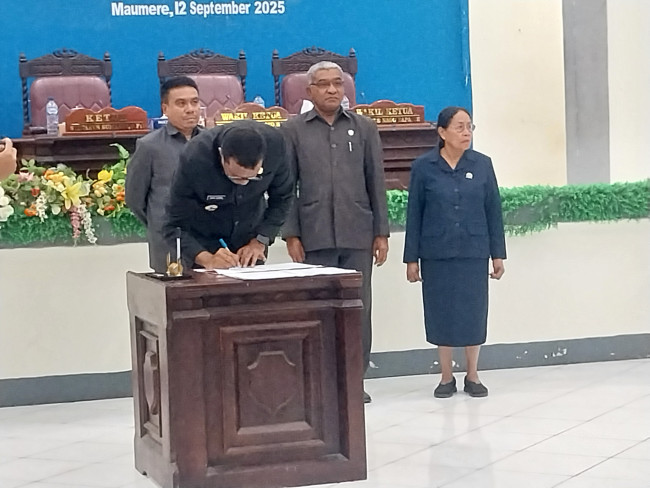 Wakil Bupati Sikka Simon Subandi Supriadi menandatangani Nota Kesepakatan Perubahan KUAPPAS 2025, Jumat (12/9)