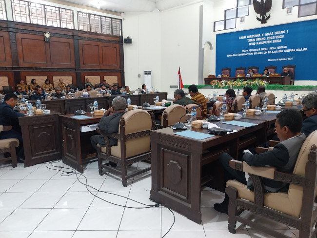 Suasana rapat paripurna di DPRD Sikka, Senin (15/9)