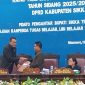 Wakil Bupati Sikka Simon Subandi Supriadi menyerahkan dokumen Ranperda Tugas Belajar, Izin Belajar dan Bantuan Belajar kepada Ketua DPRD Sikka Stef Sumandi, Senin (15/9)