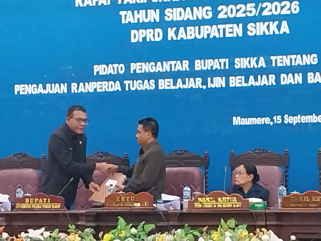 Wakil Bupati Sikka Simon Subandi Supriadi menyerahkan dokumen Ranperda Tugas Belajar, Izin Belajar dan Bantuan Belajar kepada Ketua DPRD Sikka Stef Sumandi, Senin (15/9)