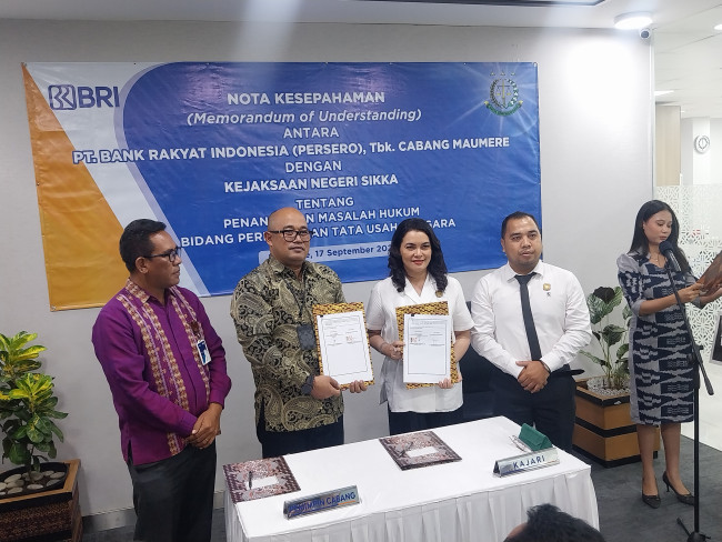 Pimpinan BRI Cabang Maumere I Nyoman Slamet Destriawan dan Kepala Kejaksaan Negeri Sikka Henderina Malo memperlihatkan dokumen MoU Penanganan Masalah Hukum Bidang Perdata dan TUN, Rabu (17/9)