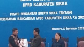Bupati Sikka Juventus Prima Yoris Kago menyerahkan dokumen Ranperda Perubahan APBD 2025 kepada Ketua DPRD Sikka Stef Sumandi, Senin (22/9) malam