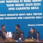 Bupati Sikka Juventus Prima Yoris Kago menyerahkan dokumen Ranperda Perubahan APBD 2025 kepada Ketua DPRD Sikka Stef Sumandi, Senin (22/9) malam
