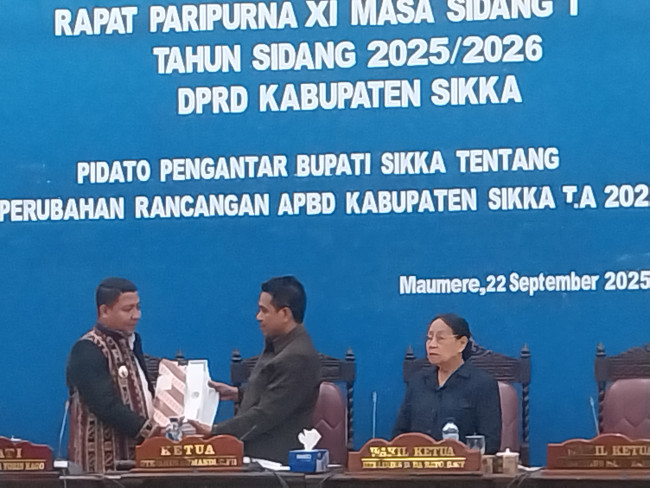 Bupati Sikka Juventus Prima Yoris Kago menyerahkan dokumen Ranperda Perubahan APBD 2025 kepada Ketua DPRD Sikka Stef Sumandi, Senin (22/9) malam
