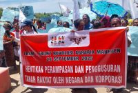 Aksi Front Revolusi Agraria Marhaeni bersama Masyarakat Adat Nangahale di Kantor Bupati Sikka, Rabu (24/9)