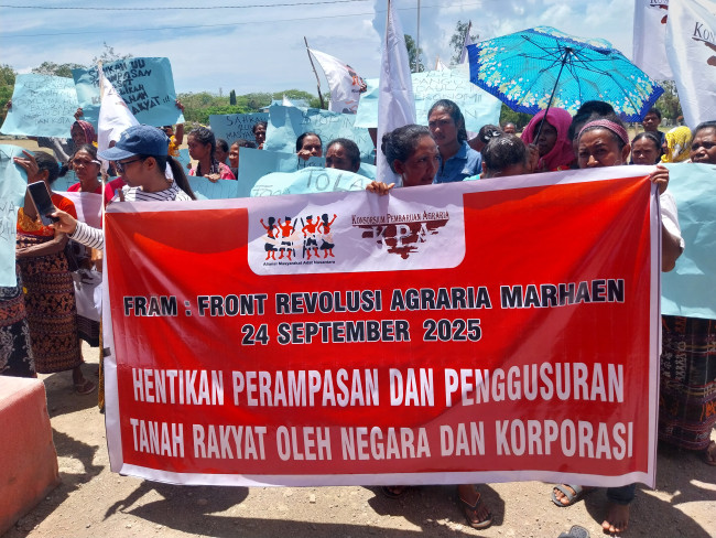 Aksi Front Revolusi Agraria Marhaeni bersama Masyarakat Adat Nangahale di Kantor Bupati Sikka, Rabu (24/9)