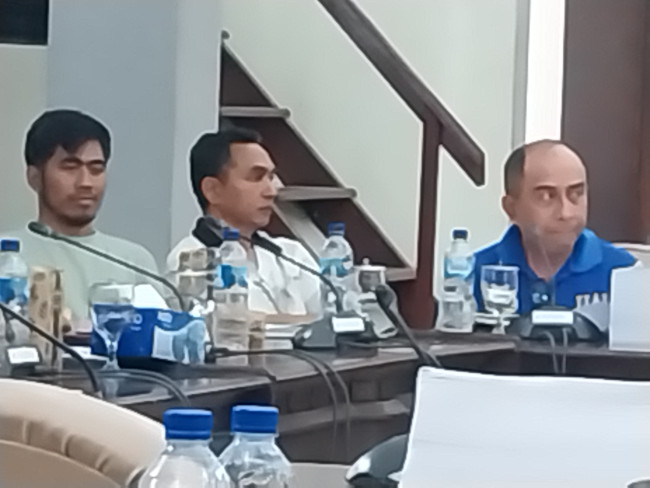 Kadis Perhubungan Sikka Mauritius Minggo (kanan) saat rapat pembahasan Perubahan APBD 2025 bersama Badan Anggaran, Jumat (26/9)