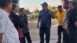 Ketua PSSI NTT Chria Mboeik berbincang santai bersama.Sekda Sikka di Gelora Samador da Cunha Maumere, Jumat (26/9)