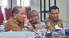 Sekda Sikka Adrianus Firninus Parera dan Kepala BKPSDMD Mayella da Cunha menjelaskan hasl Pansel dan rencana seleksi terbuka ulang, Senin (29/9)