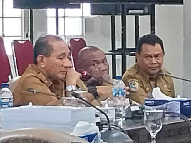 Sekda Sikka Adrianus Firninus Parera dan Kepala BKPSDMD Mayella da Cunha menjelaskan hasl Pansel dan rencana seleksi terbuka ulang, Senin (29/9)