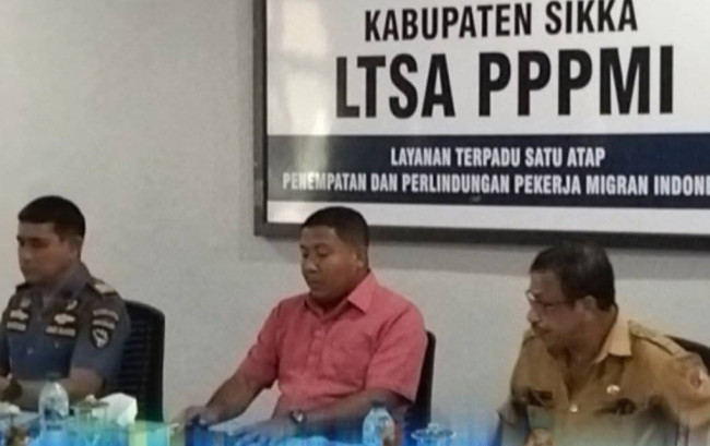 Bupati Sikka Juventus Prima Yoris Kago memimpin rapat koordinasi terkait tuntutan kenaikan upah buruh darat, Selasa (2/9)