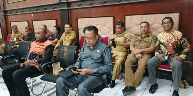 Sejumlah Pimpinan OPD Pemkab Sikka saat Rapat Paripurna di DPRD, Selasa (23/9) malam 