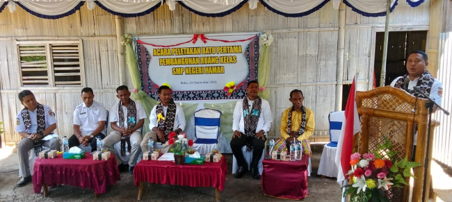 Bupati Sikka Juventus Prima Yoris Kago saat peletakkan batu pertama pembangumam 3 ruanh kelas di SMP Negeri Hamar, Rabu (3/9)