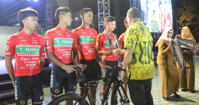 Gubernur NTT Emanuel Melkiades Laka Lena menyalami beberapa pebalap yang akan terlibat pada Tour de Entete, Selasa (9/9)