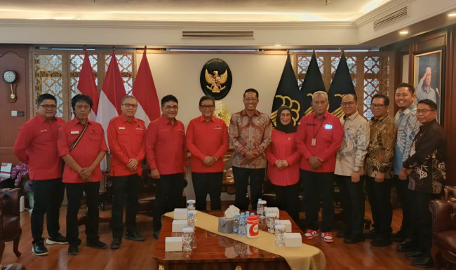 Pengurus DPP PDIP Periode 2025-2030 pose bersama Menteri Hukum, Supratman Andi Agtas, Kamis (11/9)