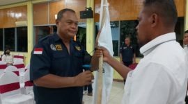 Ketua PSSI NTT Petrus Christian Mboeik menyerahkan bendera PSSI kepada Ketua PSSI Sikka Yosef Nong Soni saat pelantikan di Hotel Wailiti, Jumat (26/9) malam