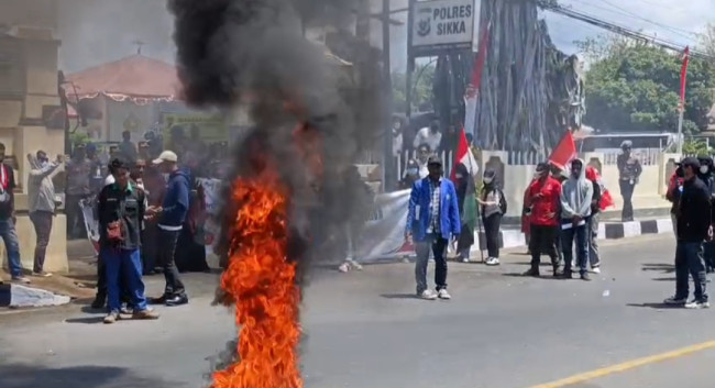 Kelompok Cipayung Plus bakar ban di depan Mapolres Sikka, aksi demontrasi berlangsung kondusif, Senin (1/9)