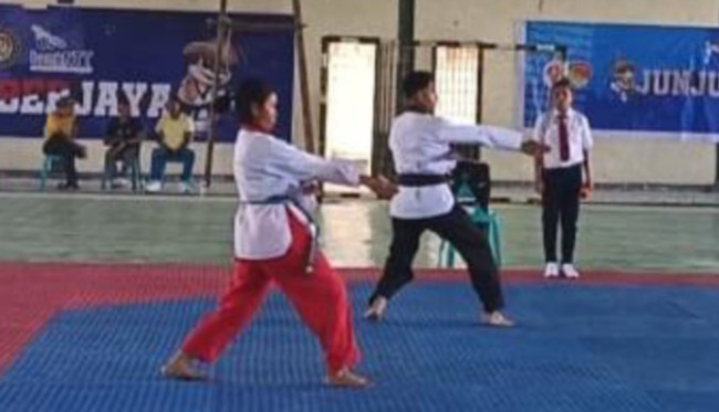 Aksi taekwondoin Thomas William Woda da Cunha dan Fransisca Debora Sifa Sareng pada Kategori Pomsae Pair di GOR Futsal Kupang, Selasa (9/9)