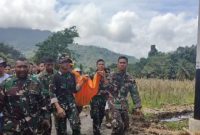 Tim SAR Gabungan mengevakuasi jasad balita korban banjir bandang di Mauponggo, Kamis (11/9)