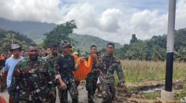 Tim SAR Gabungan mengevakuasi jasad balita korban banjir bandang di Mauponggo, Kamis (11/9)