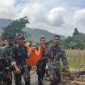 Tim SAR Gabungan mengevakuasi jasad balita korban banjir bandang di Mauponggo, Kamis (11/9)