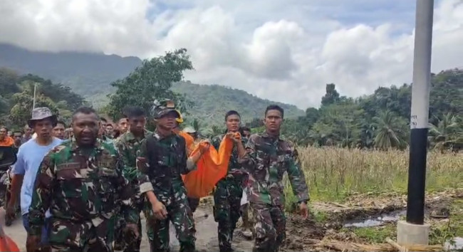 Tim SAR Gabungan mengevakuasi jasad balita korban banjir bandang di Mauponggo, Kamis (11/9)