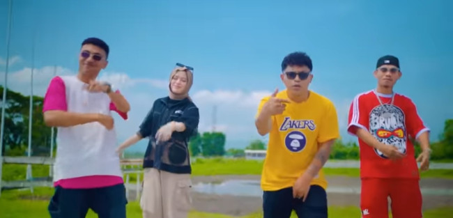 Rian Silet Open Up (baju kuning) dalam lagu Tabola Bale bersama Jacson Zeran, Juan Reza, dan Diva Aurel