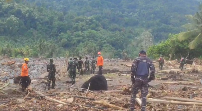 Tim SAR Gabungan melakukan pencarian 3 korvan hilang akibat banjir bandang di Kecamatan Mauponggo Nagekeo