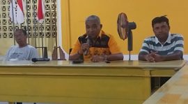 Ketua Partai Golkar Sikka Gorgonius Nago Bapa memberikan keterangan pers tentang rencana kegiatan HUT ke-61 Partai Golkar, Senin (29/9)