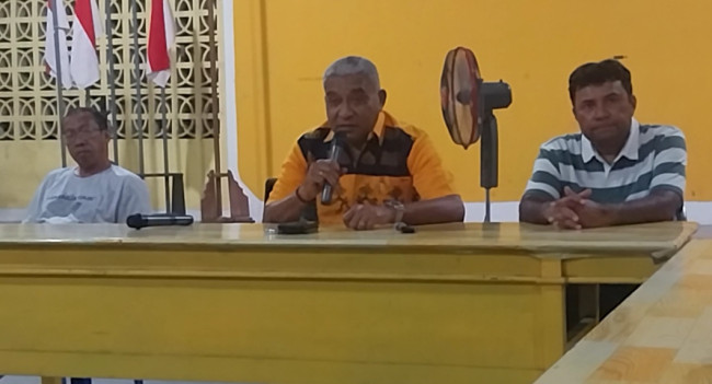 Ketua Partai Golkar Sikka Gorgonius Nago Bapa memberikan keterangan pers tentang rencana kegiatan HUT ke-61 Partai Golkar, Senin (29/9)