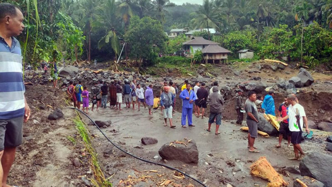Anggota TNI/Polri bersama masyarakat mencari warga yang hilang akibat banjir bandang di Mauponggo Nagekeo, Selasa (9/9)