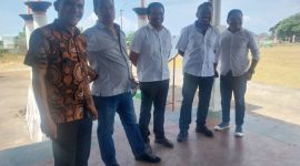 Ketua DPRD Sikka Stef Sumandi (tengah) meninjau Gelora Samador da Cunha Maumere untuk persiapan venue sepak bola wanita PON 2028