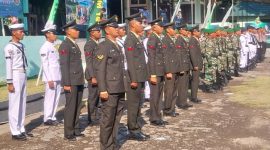 Prajurit TNI di Sikka mengikuti upacara peringatan HUT ke-80 TNI di Makodim 1603 Sikka, Minggu (5/10)