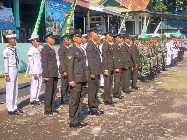 Prajurit TNI di Sikka mengikuti upacara peringatan HUT ke-80 TNI di Makodim 1603 Sikka, Minggu (5/10)