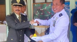 Palaksa Lanal Maumere Mayor Laut (T) Nono Sumarno menyerahkan tumpeng HUT ke-80 TNI kepada prajurit tertua Kapten Inf Nyoman Minggu Diana, Minggu (5/10)