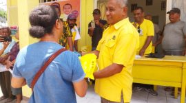 Ketua Partai Golkar Sikka Gorgonius Nago Bapa menyerahkan simbolis paket sembako yang dibeli masyarakat saat Pasar Murah, Minggu (5/10)