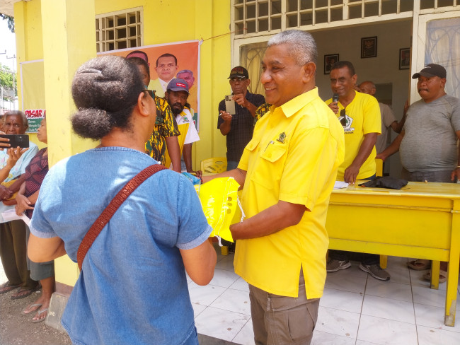 Ketua Partai Golkar Sikka Gorgonius Nago Bapa menyerahkan simbolis paket sembako yang dibeli masyarakat saat Pasar Murah, Minggu (5/10)