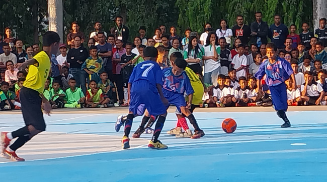 Pembukaan Turnamen Futsal Spater Cup antara SDI Wairotang versus SDK Wolofeo, Senin (6/10) di Lapangan Futsal SMPK Frater Maumere